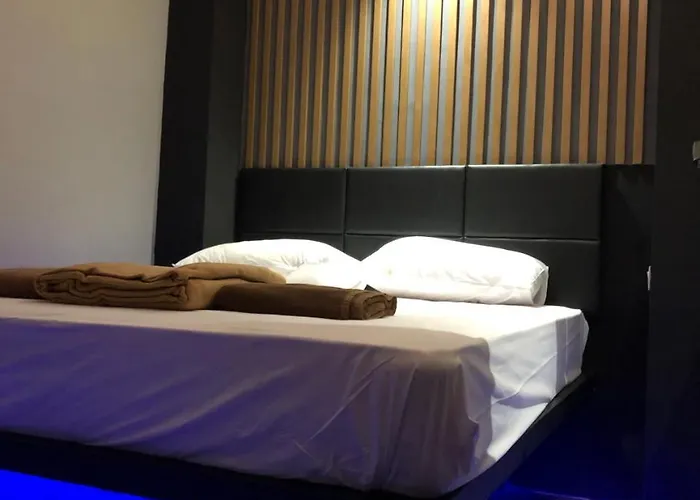 M Box Hostel *
